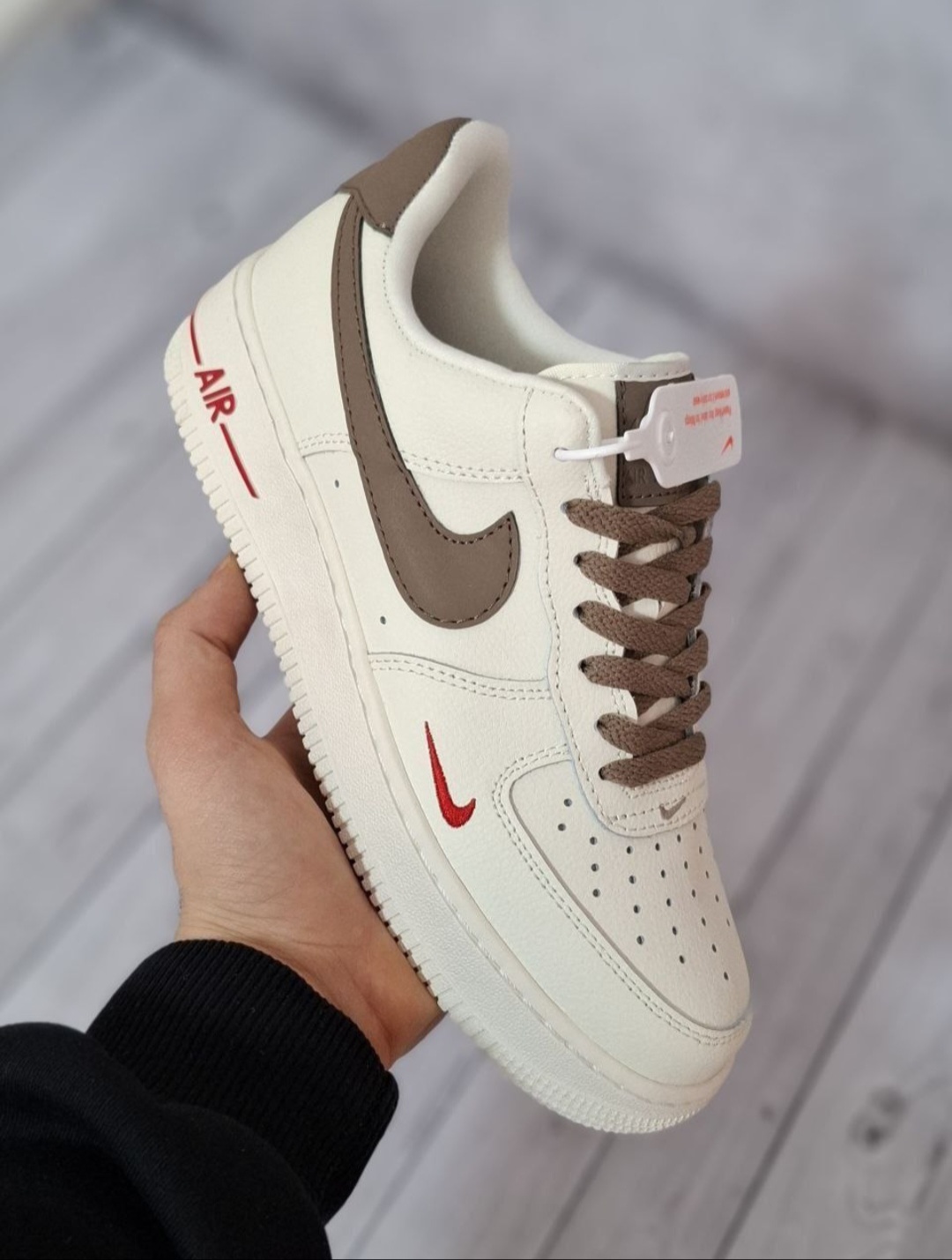 نایکی ایرفورس ۱ کرم قهوه‌ای (با جزئیات قرمز) 👟☕🔴